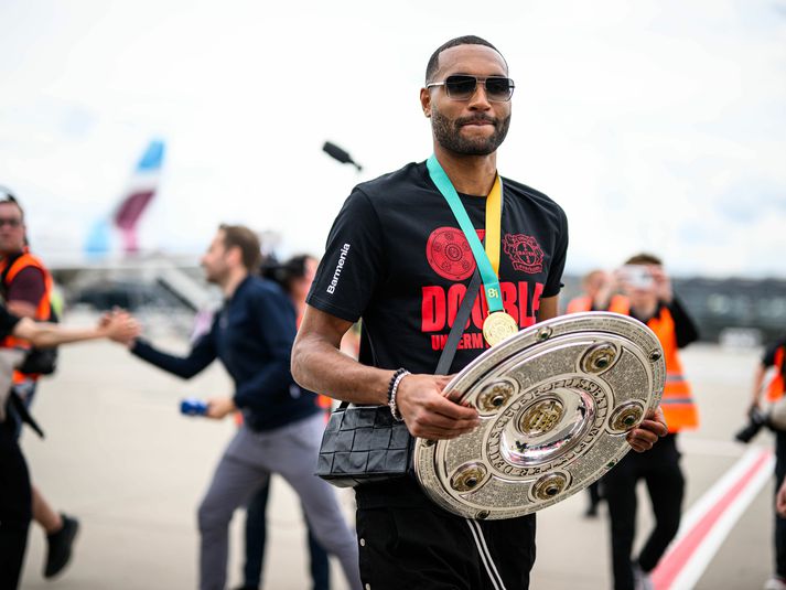 Jonathan Tah fagnar þýska meistaratitlinum.