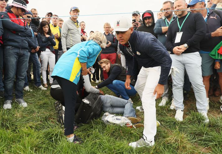 Brooks Koepka athugaði líðan áhorfandans en það gerðu ekki mótshaldarar.