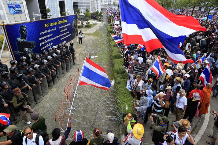 Lögreglan andspænis mótmælendum í Bangkok.