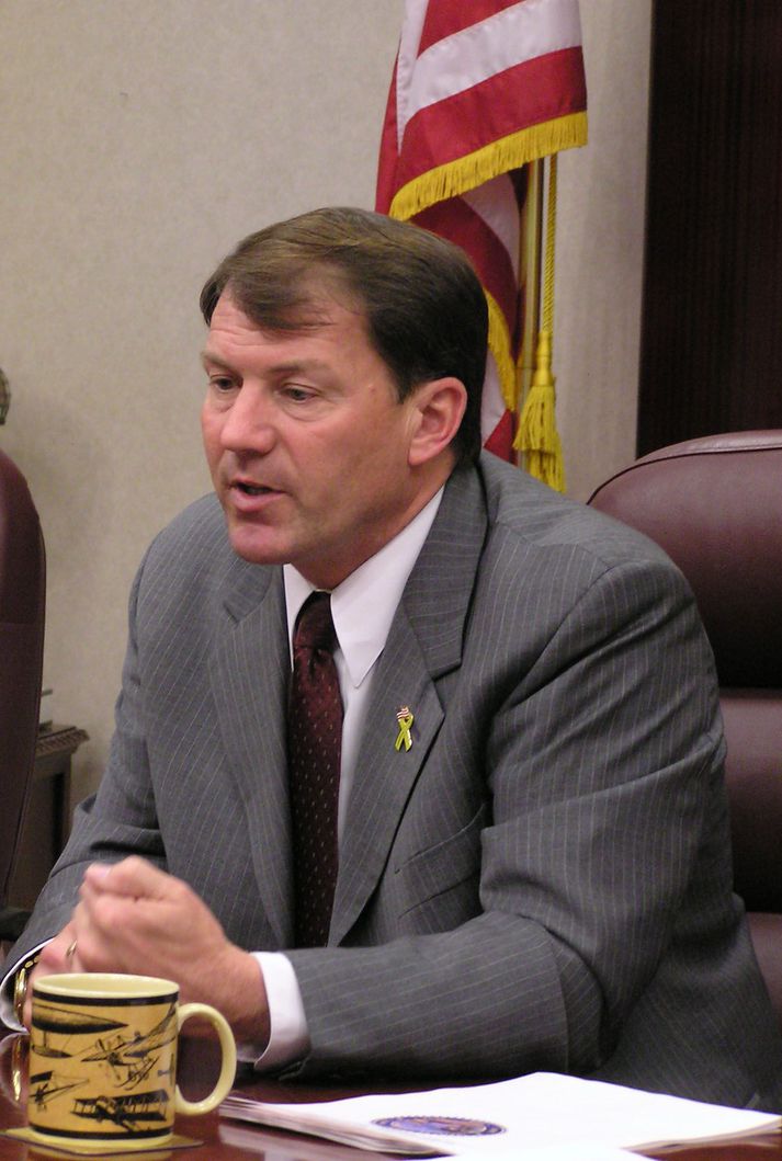 Mike Rounds repúblikani Ríkisstjórinn í Suður-Dakóta fær það hlutverk að skipa eftirmann demókratans Tim Johnsons í öldungadeildinni, fari svo að hann látist eða verði ófær um að gegna þingmennsku.