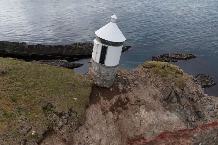 Gjögurtáarvitinn hallar skuggalega mikið, eins og sjá má á þessari mynd, enda hefur molnað mikið undan honum.