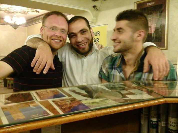 Sindri ásamt starfsmönnum hótelsins þar sem hann dvelur í fátækari hluta Amman í Jórdaníu.