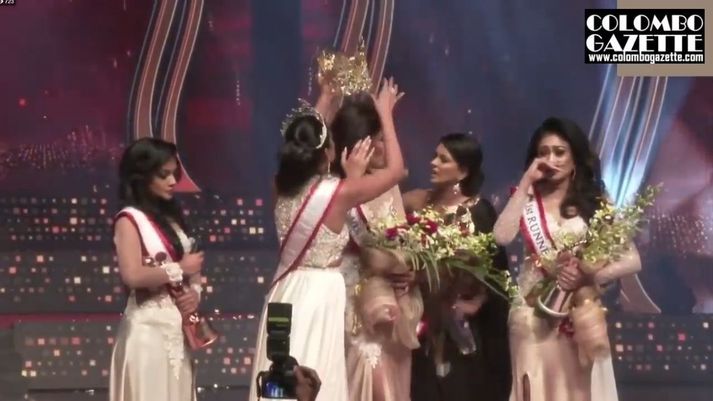 Atvik við krýningu Mrs Sri Lanka á sunnudag hefur nú leitt til handtöku Caroline Jurie sem ber titilinn Mrs World.