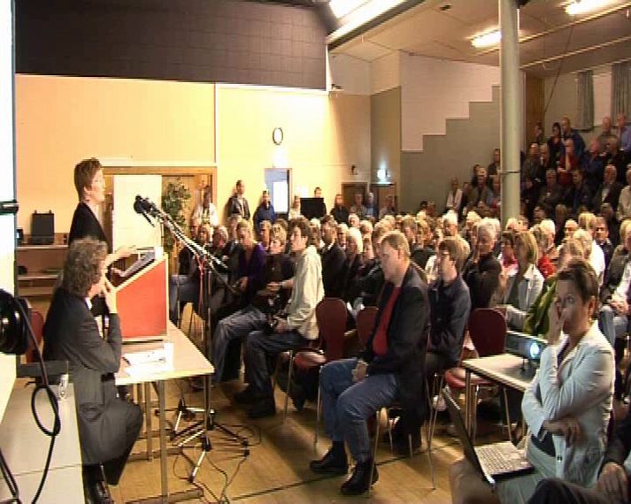 Fjölmenni var á fundi sem umhverfisráðherra boðaði til á Húsavík í fyrradag vegna úrskurðar síns um Bakkaálver.