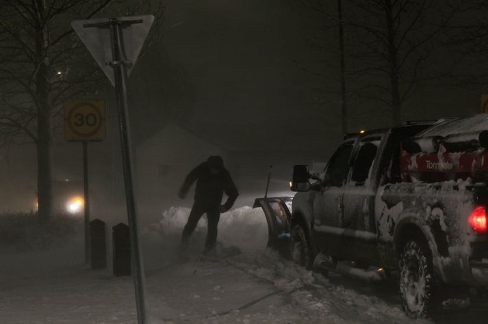 Göturnar á höfuðborgarsvæðinu voru skafnar í morgun. Á sjötta tímanum í morgun var ansi hreint hvasst.