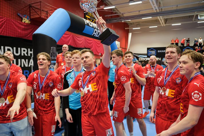 Haukar komust örugglega áfram í 8-liða úrslit Powerade-bikarsins.
