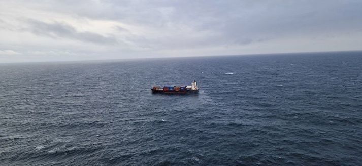 Landhelgisgæslunni barst í gær tilkynning um eld um borð í erlendu flutningaskipi undan ströndum Íslands.