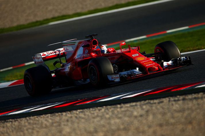 Sebastian Vettel í Ferrari bílnum á Katalóníubrautinni.