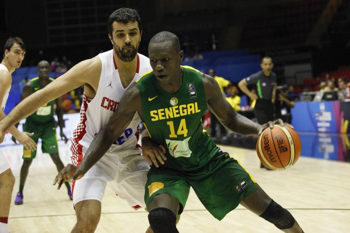 Gorgui Dieng sækir að körfunni.