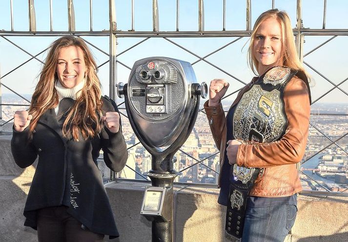 Holly Holm og Miesha Tate eru hér uppi í Empire State-byggingunni. Bráðum mega þær berjast í borginni.