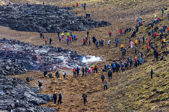 Talið er að þúsundir landsmanna hafi gert sér ferð upp í Geldingadal í gær.