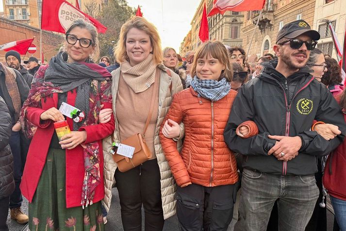 Þórhildur Sunna ásamt Grétu Thunberg. Á myndinni er einnig Juan Diego Botto, hafnarverkamaður í Genóa.