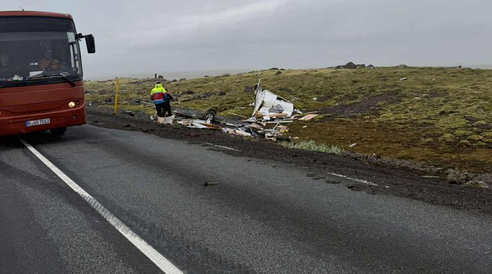 Þrjú hjólhýsi splundruðust í vindinum.