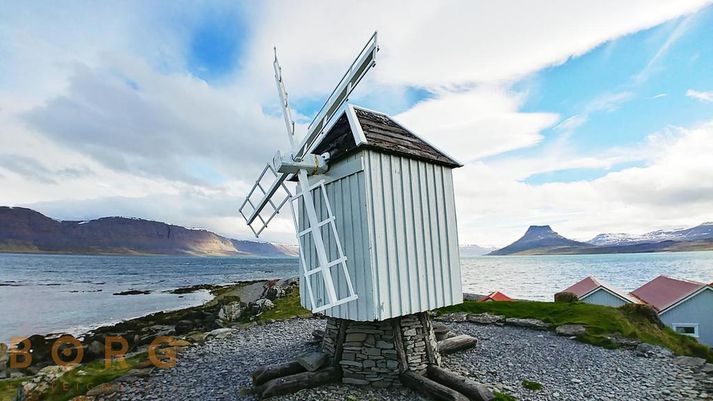 Vindmyllan í eynni er trúlega frægasta vindmylla Íslands en hún er í eigu Þjóðminjasafnsins, reist árið 1860. Eins og sjá má er náttúrufegurðin stórkostleg og vindmyllan skemmir ekki útsýnið