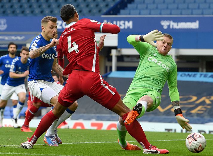 Jordan Pickford straujaði Virgil van Dijk eftir að aðstoðardómarinn lyfti flaggi sínu til marks um rangstöðu.