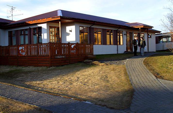 Lögreglan rannsakar ásakanir á hendur Guðmundi Jónssyni en 24 ára kona hefur kært hann fyrir kynferðisbrot og fjármálamisferli.