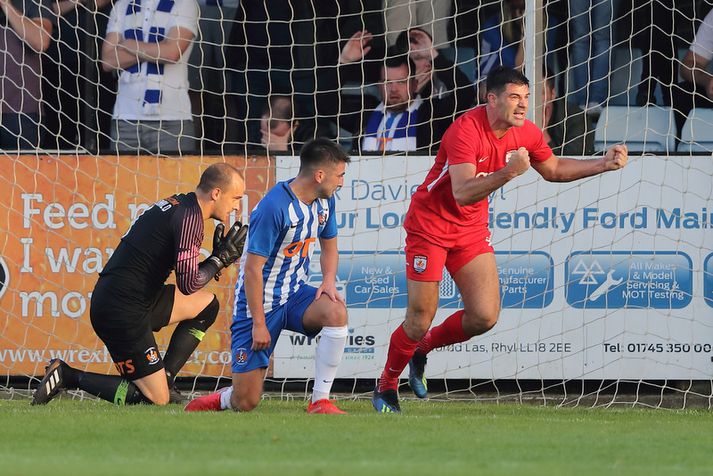 Hinn 35 ára gamli Michael Wilde fagnar marki sínu fyrir Connah's Quay Nomads.