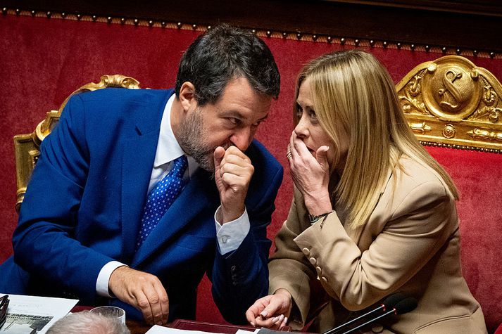 Salvini og Meloni, leiðtogar stjórnarflokkanna, ráða ráðum sínum.