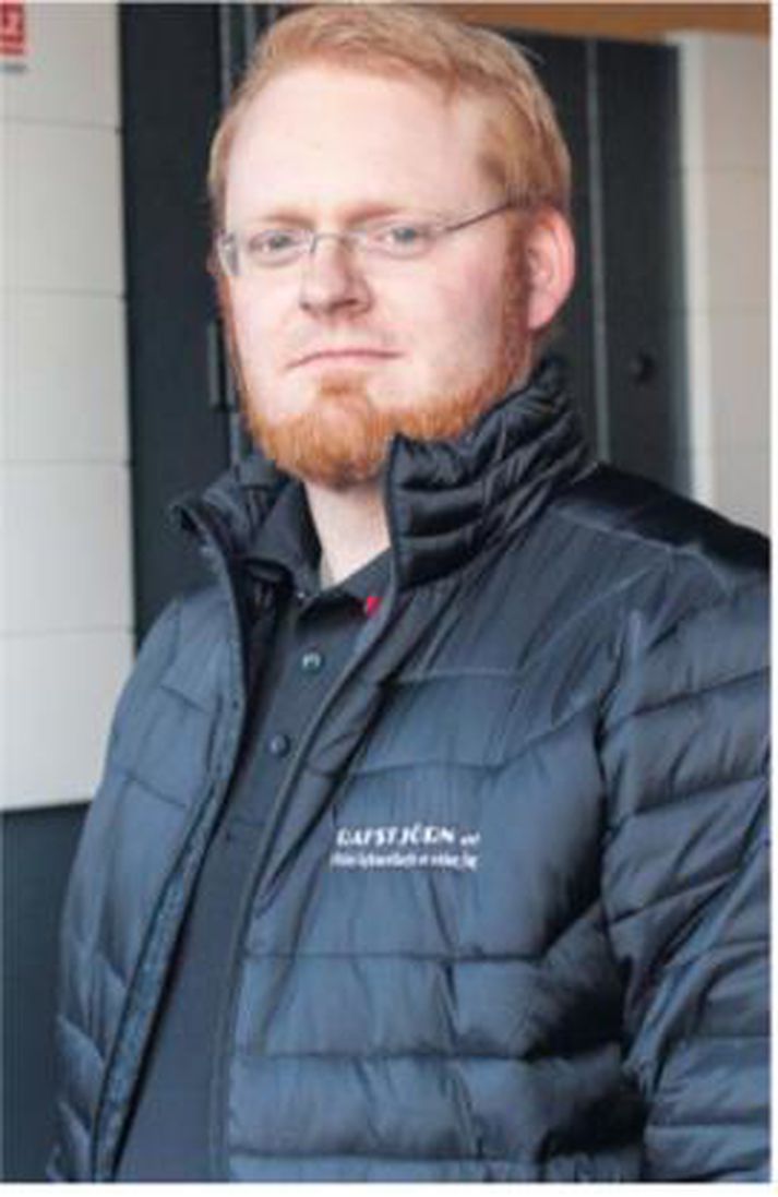 Sigurður Aðalsteinsson, sölustjóri hjá Rafstjórn, veitir ráðgjöf við uppsetningu og viðhald. Mynd/Anton