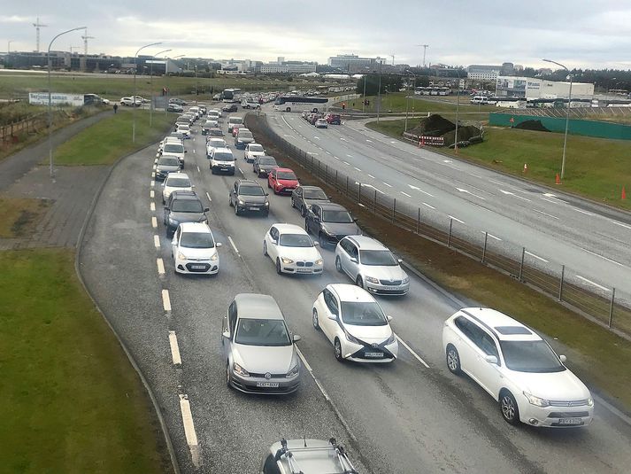 Líklegt er að fjöldi fólks fari á flakk um helgina en lögreglan varar við því að það auglýsi það opinberlega.