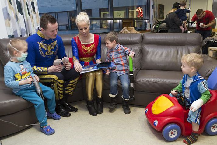 Einar Mikael og Viktoría sýndu börnunum töfrabrögð og færðu þeim gjafir. 