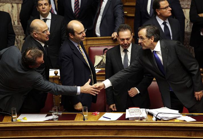 Antonis Samaras tekur í hendur ráðherra í lok þingfundar.