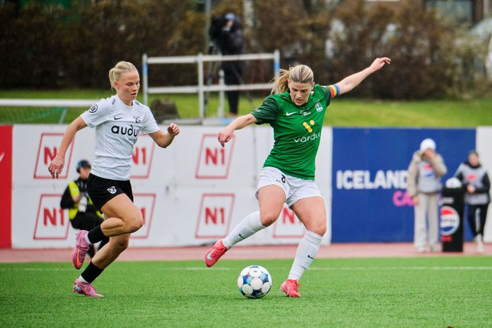 Heiða Ragney Viðarsdóttir með boltann gegn FH í haust, rétt áður en Blikakonur fengu Íslandsmeistaraskjöldinn afhentan.