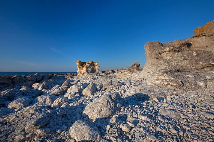 Sandsteinshraukar við strönd sænsku eyjarinnar Gotlands. Vísindamenn telja að hentugt sé að farga kolefni í sandsteini undir sjávarbotninum þar.