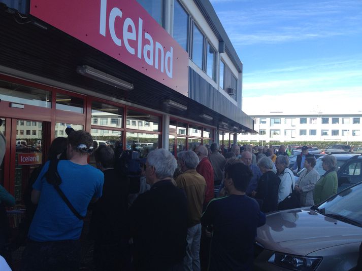 Íslendingar voru samir við sig og biðu í röð þegar nýja verslunin opnaði.