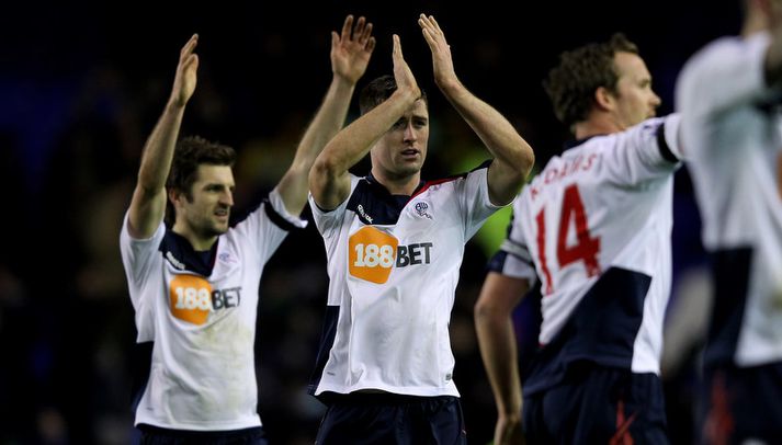 Gary Cahill fagnar sigrinum í kvöld.
