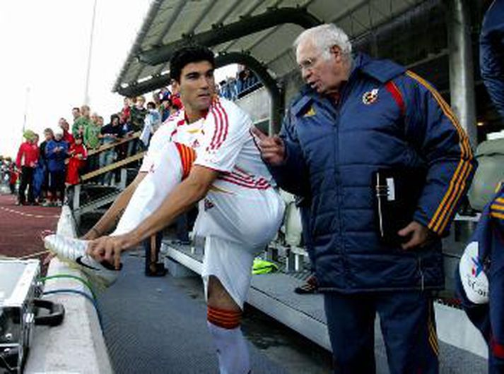 Aragones ræðir hér við Jose Antonio Reyes á Laugardalsvelli í gær