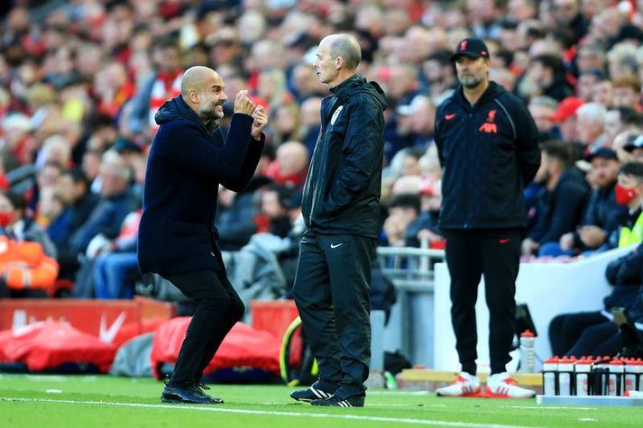 Pep Guardiola, knattspyrnustjóri Manchester City, ræðir við fjórða dómarann Mike Dean í umræddum leik á móti Liverpool á Anfield.