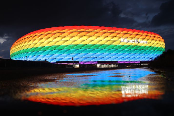 Allianz leikvangurinn, heimavöllur Bayern München, hefur stundum verið lýstur upp í regnbogalitunum til að sýna hinsegin samfélaginu stuðning.