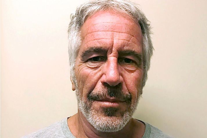 Í seinni þætti Skuggavaldsins um Epstein-málið skoða prófessorarnir Hulda Þórisdóttir og Eiríkur Bergmann hvernig líf og dauði Jeffrey Epstein urðu að einni áhrifamestu samsæriskenningu samtímans.