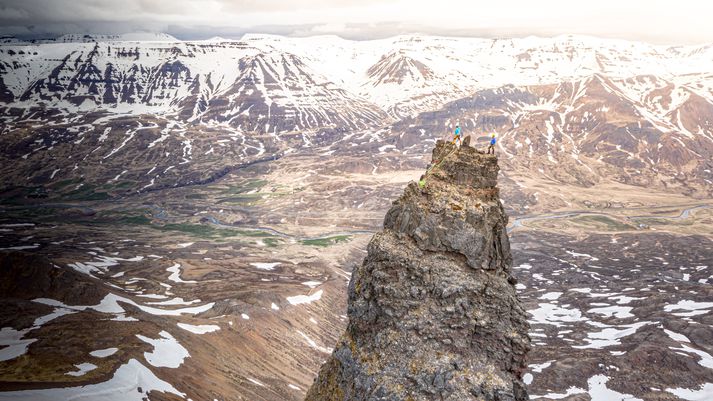 Hraundrangi er eitt þekktasta kennileyti Norðurlands. Garpur Elísabetarson og Jónas G. Sigurðsson skelltu sér upp á topp um helguna.