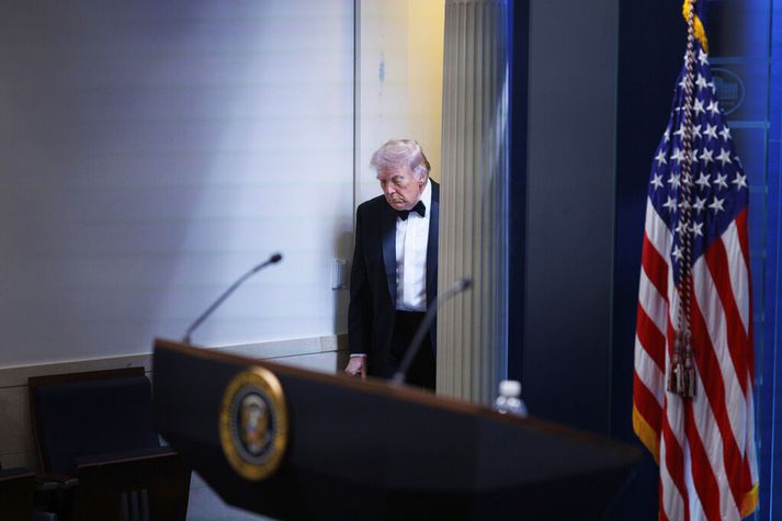 Trump mætti á blaðamannafund í Hvíta húsinu skömmu eftir atburðina um helgina. 