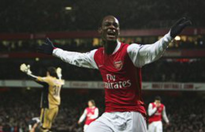 Justin Hoyte fagnar marki sínu fyrir Arsenal