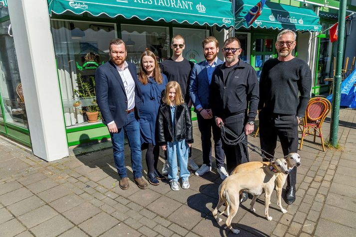 Jómfrúarfjölskyldan, fv: Jakob Jakobson yngri, sambýliskonan hans og barnsmóðir Sólveig Karlsdóttir, 9 ára dóttir þeirra Mía Henríetta, bræður Jakobs þeir Benjamín Bent og Brynjólfur Óli Árnasynir, Jakob Jakobson eldri, Guðmundur Guðjónsson eiginmaður hans og loks tíkurnar Gríma og Anís sem eru mæðgur.