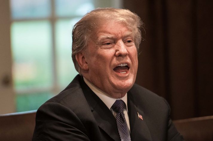 Trump hellti úr skálum reiði sinnar um rassíurnar á fundi með herforingjum í gær. Þá hafði enn ekki verið greint frá þeim opinberlega.