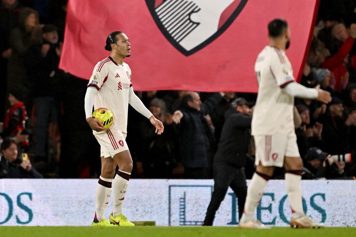 Virgil van Dijk gerði risastór mistök í fyrsta markinu sem bjó til öll vandræðin fyrir ensku meistarana.