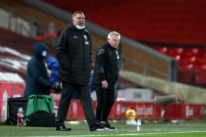 Sam Allardyce og Sammy Lee á hliðarlínunni í leik Liverpool og West Bromwich Albion í gær.