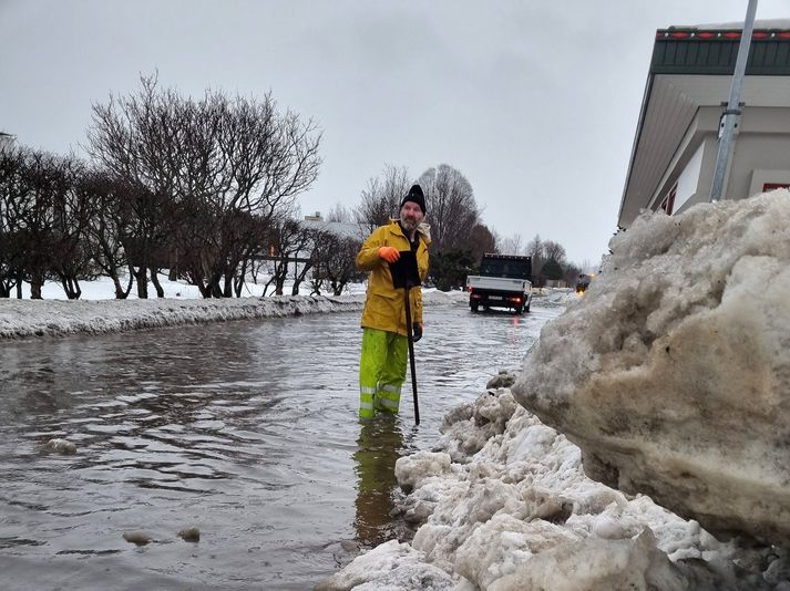 Ragnar Axelsson ljósmyndari hitti á vaskan starfsmann Reykjavíkurborgar í leit að stífluðum niðurföllum í Haðalandi í hádeginu.