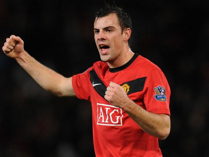 Darron Gibson fagnar öðru marki sínu í gær.