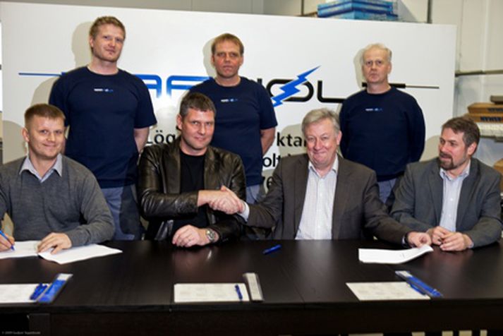 Mynd: Páll Á. Jónsson, framkvæmdastjóri Mílu og Helgi Rafnsson, framkvæmdastjóri Rafholts ehf., undirrita samstarfið.  Ljósmyndari Guðjón Sigurðsson.
