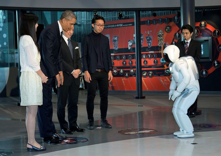 Obama og ASIMO heilsast að japönskum sið.