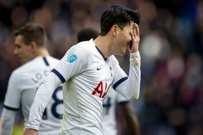 Son Heung-Min í leik með Tottenham á móti Aston Villa í febrúar þar sem hann skoraði tvö mörk og handleggsbrotnaði að auki.