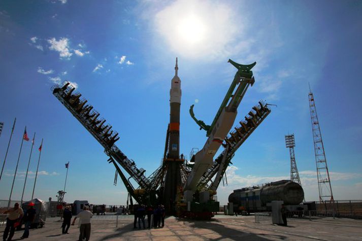 Hér má sjá Soyuz TMA-02M geimskutluna sem mun fljúga með geimfarana þrjá upp í Alþjóðlegu geimstöðina á morgun.