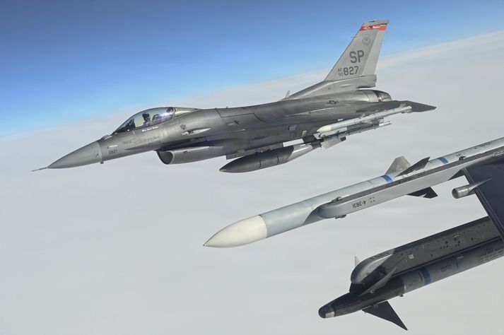 Bandarískir flugmenn á F-16 þotum yfir Þýskalandi.