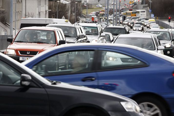 Umferðin hefur aukist mest á Austurlandi, um 13,2 prósent, en minnst á höfuðborgarsvæðinu, um 0,3 prósent.
Fréttablaðið/stefán