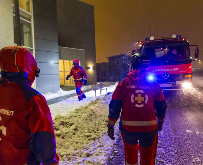 Björgunarsveitir Landsbjargar eru í viðbragðsstöðu til að bregðast við útköllum vegna veðurs í dag. 